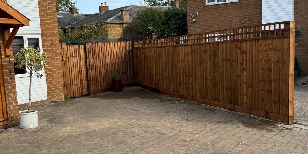 Sleeper retainer, closeboard with a fully framed gate by Boundarty Bros